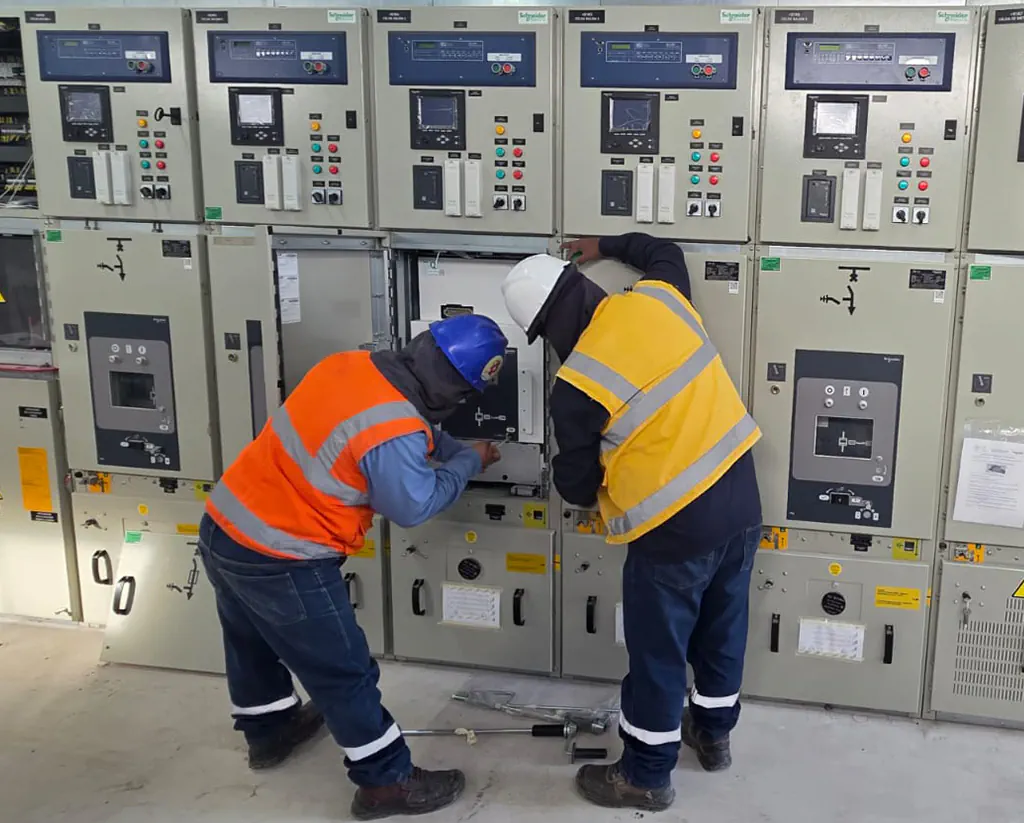 Técnico realizando mantenimiento eléctrico de media y alta tensión